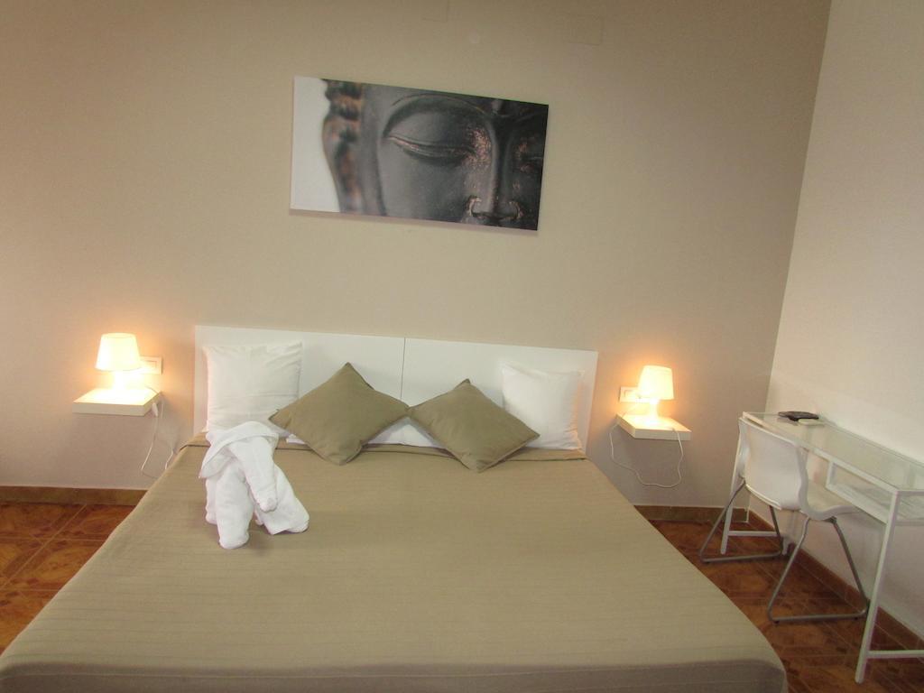 Habitación con cama grande